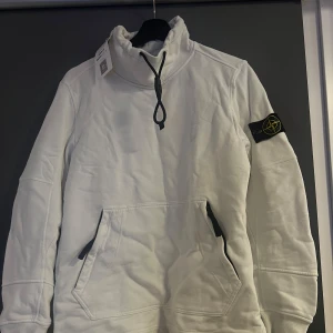 Stone Island Tröja - Vit stone island tröja, Köpt på Vestiaire med äkthets försäkring, taggen sitter kvar 