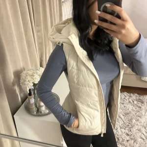 Vit Zara väst - Vit Zara väst i storlek XS använt ett par gånger.