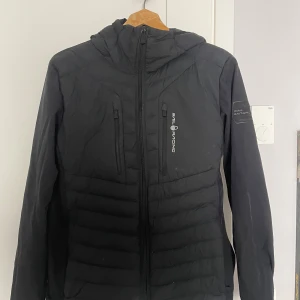 Sail racing patrol hybrid jacka - Storlek: M Fint skick men syns att den är använd