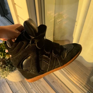 Isabel Marat Skor - Äkta. Köpta på Vestarie Collective. Väldigt bra skick. Jag är i vanliga fall en 37/38 men dessa passar mig superbra.