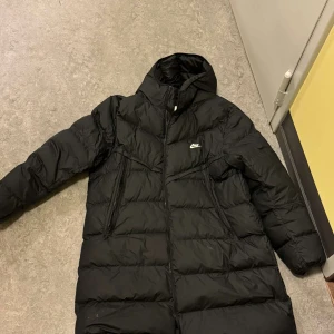 Nike windruner primaloft - En vinter/vår jacka perfekt för denna tid och under vinter den är för stor för mig den är i perfekt skick så säljer den den går för 3500 original pris säljer den för 2000