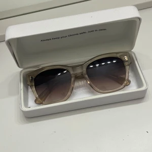  Chimi - Säljer mina chimi i färgen ECRU, modellen 07 då de aldrig används längre. Köpte för ca två år sen. Använt ett fåtal gånger, därav inga defekter.❤️