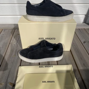Axel Arigato laceless - Hej Säljer mina laceless Axel Arigato. Finns defekter som hål i hälen på båda skorna men är under skon så syns inte. Även har stitchingen släppt lite på ena skon men inget man märker eller ser. Allt på bilderna följer med. Kom dm för frågor.