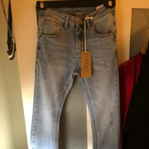 Jeans Bootcut/flare köptes från en marknad utomlands , inte använda prislapp kvar .  - Bootcut jeans storlek xs/38 , blå färgade. Jeans Bootcut/flare köptes från en marknad utomlands , i ny skick inte använda prislapp kvar. 