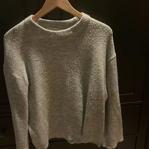 Stickad tröja - Fin grå stickad tröja från lager 157 ny pris är 150kr! Den är lite nopprig men det finns inga tydliga fläckar eller så. Skriv för mer info Erich självklart så går priset alltid att diskuteras!💕