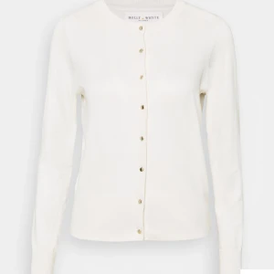 Kofta🤍🌟 - Vit kofta från Holly and Whyte i stl xs . Några lösa trådar på lappen men annars inga defekter🤍 skriv för fler bilder/mått, pris kan diskuteras 🤍