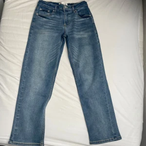 Ljusblåa Levis jeans - Ljusblåa Levis jeans i bra skick, använd några få gånger. Storlek är Levis barn storlek 16a men motsvarar ungefär 164-170cm