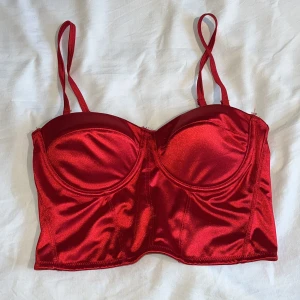 Topp - Röd topp med justerbara och avtagbara band