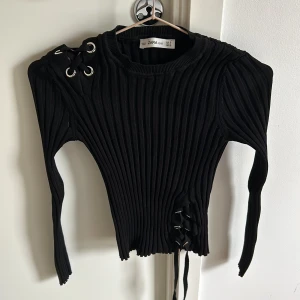 Topp - Jättecool topp från zara med snörning. Bra skick. Väldigt stretchigt material och sitter supersnygga på. 