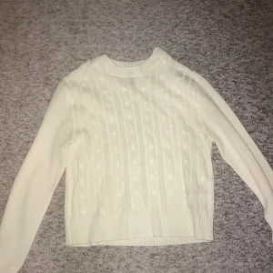 tunn kabelstickad tröja - använt ca 2 gånger, som ny!