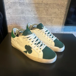 The gallerist skor - Tja, säljer dessa the gallerist skor då dom inte används så mycke, storlek 43. Skorna är i väldigt bra skick! Box och skor tillkommer vid köp! Nypris på dessa är 2000kr, mitt pris 1499kr