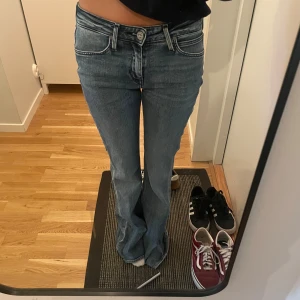 Blå lee jeans!  - Blå jeans från Lee, superfin tvätt! För långa på mig som är 165 men passar i midjan (bär vanligtvis xs-s)! 27/34