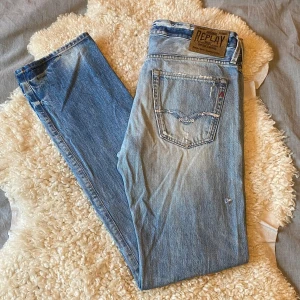 Replay Jeans - Säljer dessa extremt snygga och unika jeans från Replay med slitningar! Rak passform i modell Jennon. Riktigt trevlig design och tvätt som passar dig året om. Skick 9.5/10. Tveka inte på att höra av dig vid frågor eller funderingar! ⭐️