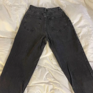 Svarta loose jeans från hm - Svarta Loose jeans från hm i storlek 36