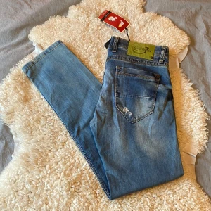 Jacob Cohen Slim Jeans - Säljer dessa sjukt snygga och unika vintage jeans från Jacob Cohën med slitningar! Jeansen har en sjukt snygg tvätt som jag starkt rekommenderar nu till höst + vinter. Skick 9.5/10. Tveka inte på att höra av dig vid frågor eller funderingar! ⭐️