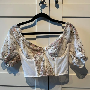 Blommig offshoulder topp - Säljer en superfin blommig offshoulder topp med puffiga ärmar. 