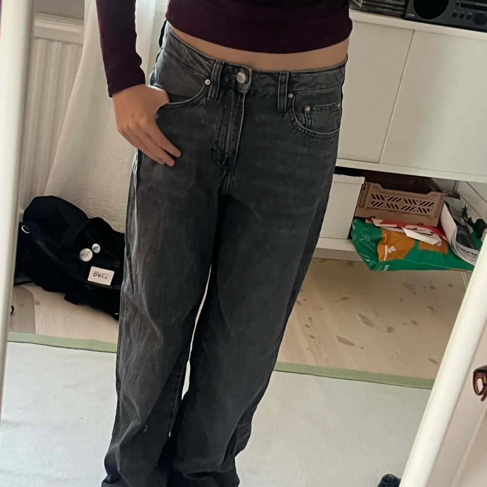 Jättesnygga baggy-ish jeans. Lite sönder trampade där bak men inget man märker. Säljer de för att de inte kommer till användning! Priset kan diskuteras . Jeans & Byxor.