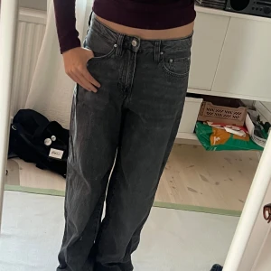 Svarta gina jeans - Jättesnygga baggy-ish jeans. Lite sönder trampade där bak men inget man märker. Säljer de för att de inte kommer till användning! Priset kan diskuteras 
