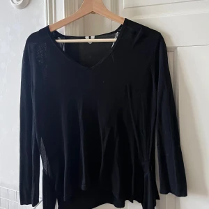 Tröja  -  Säljer denna fina tröjan som har knyte man kan både knyta fram och bak . Den är också lite trekvarts