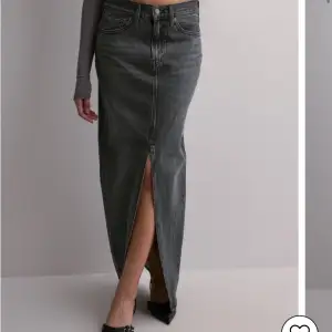 Lång jeanskjol från Levis. Använd en gång så den är i nyskick. Inköpspris 919kr. Stl W30. Hör av dig vid frågor eller fler bilder🩶