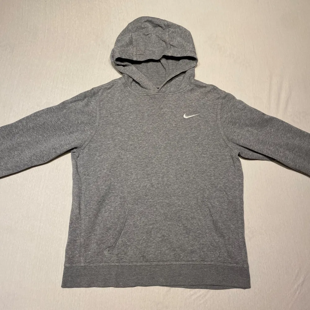 Grå Nike hoodie i bra skick, inga hål eller defekter. Säljer då den inte passar mig längre.   OBS: den är XL för barn mellan 13-15 års åldern. Passar som XS eller S normalt.. Hoodies.