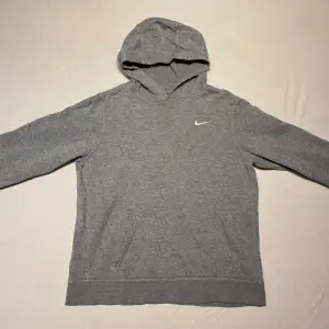 Grå Nike hoodie i bra skick, inga hål eller defekter. Säljer då den inte passar mig längre.   OBS: den är XL för barn mellan 13-15 års åldern. Passar som XS eller S normalt.