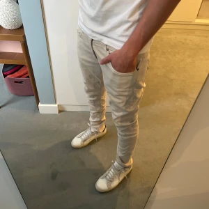 Beige,Dundop,Jeans, George,34 - Ett par riktigt schyssta beiga Dondup jeans, självklart George. Storlek 34, passar dom killar som är något längre i benen. Passar jävligt bra med en blå kavaj eller liknande.