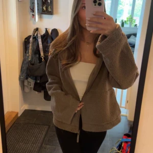 teddyjacka  - populära teddy jackan från h&m! helt slutsåld överallt❣️ storlek M men passar som en S💓💓helt ny! prislapp sitter kvar🥰 