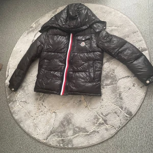 Moncler Montbeliard  - Säljer för 950 skriv till mig om ni vill ha mer bilder. Betalar Ej frakt.