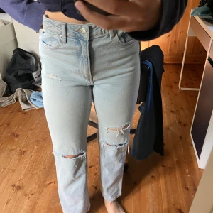 High waist jeans  - Ljusblåa high waisted och håliga jeans 