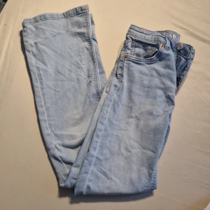Flared jeans - Säljer dessa blåa jeans från kappahl, för att de tyvärr blivit för korta. Jättebra skick, har används några gånger. Jag tycker de är midwaist. Priset kan diskuteras. Alla mina plagg tvättas innan de skickas <33