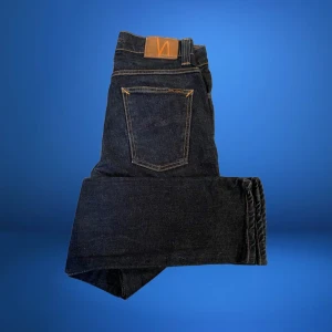 Nudie Jeans  - Hej, säljer dessa sprillans nya nudie jeans (Grim Tim)👀✨. Aldrig använda!😁 Passar perfekt inför en mörk höst dag med ett par mörkblå nudie jeans.🍂🍁 Leverans sker med PostNord eller Instabox 1-2 dagar✅.