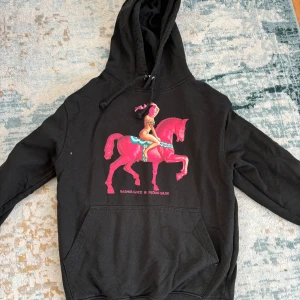 fröken snusk hoddie  - Dax för min älskade  ”rid mig som en dalarhäst” hoddie att få en ny ägare.  Endast använd 5 gånger total 🩷