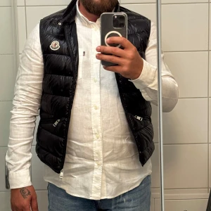 MONCLER Gui Down Vest Black - Ny pris 8 999:-