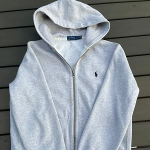Ralph Lauren Zip Hoodie - Polo Ralph Lauren luvtröja med dragkedja, skicket är bra