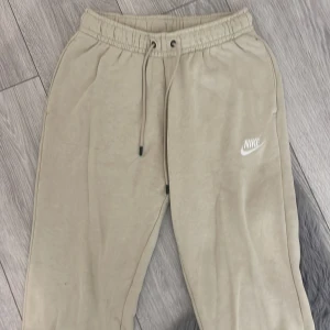 Nike mjukisbyxor - Säljer denna beiga mjukisbyxan som inte kommer längre till användning. Sköna och ser ny ut i skick. Nypris 799kr💛⭐️🌟