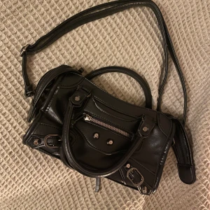Svart väska  - Säljer denna super snygga väska som passar till allt! 🤍 Pris kan diskuteras vid snabb affär 😊