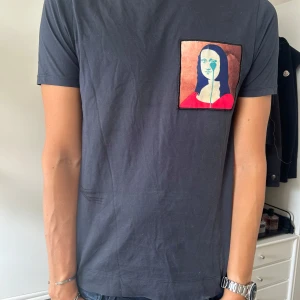 Limitato tröja - Supersnygg t-shirt från Limitato! Sparsamt använd och inga defekter.  Coolt tryck på ena bröstet!