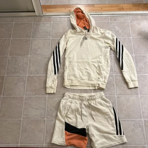 Adidas kit - Adidas hoodie och shorts i strl s. Nyskick.