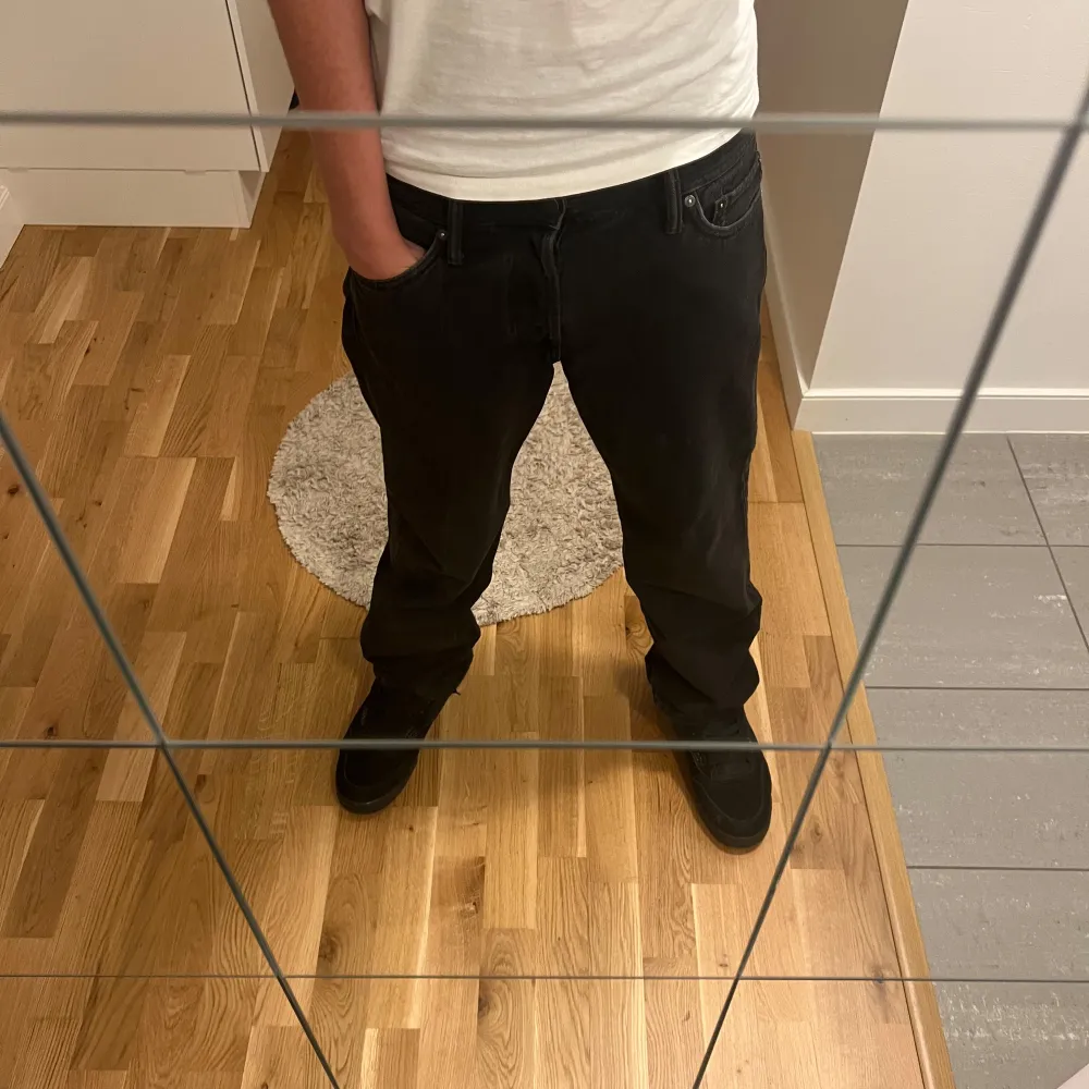 Jack n jones jeans i modellen Loose/Eddie. Väldigt sköna och bra att styla. säljer på grund av att det inte är min stil längre. Personen i bilden är runt 184. Jeans & Byxor.