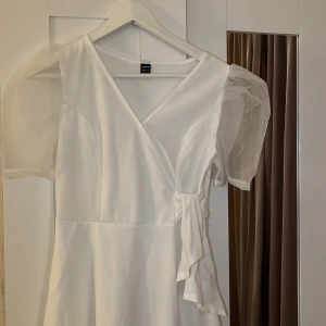 Klänning - Helt oanvänd klänning i storlek 36/S. Hade funkat helt perfekt till student😝