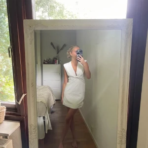 Super fin klänning - Tyvärr för liten för mig så säljer vidare😔så fin klänning, perfekt för student. 