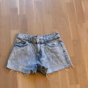 Jeans shorts  - Tyvärr för små men så snygga shorts. Shortsen har hjärt mönster men man ser det knappt jag har en bild på det. 