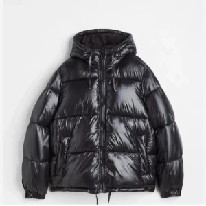 Vinterjacka - Säljer nu min svarta glansiga pufferjacket från h&m, populär, varm och i bra skick💕