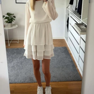 Studentklänning - Säljer nu min studentklänning. Endast använd 1 gång!  Har en liten fläck men syns knappt ( skriv för bild!)  🤍🤍🤍