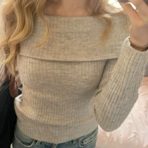 Stickad Off-Soulder-Tröja (S) 250:- - Den är i bra skick. Jätte bra material, har tvättat den flera gånger och materialet ör forfarande som ny. Jag köpte tröjan för 399 kr. 