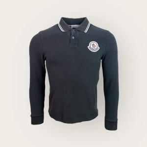 Moncler long sleeve polo - En långarmad moncler piké i storlek s, 8/10 skick och pris kan diskuteras 