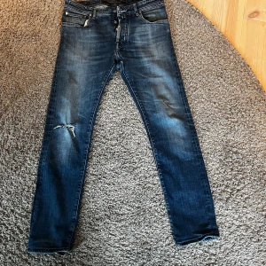 Jacob cohën - Jacob cohën limited edition  Style 688 Storlek 33 (passar längd 175-180) Knappen man knäpper är sönder men den ska fixas med en annan knapp. 