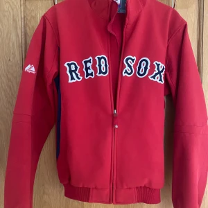 Baseboll jacka - Säljer min coola baseball jacka då den inte kommer till användning längre. Den är använd ca 1 termin och är fortfarande som ny☺️perfek nu för höste