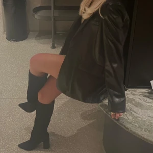 Stövlar från Nelly - Fina svarta stövlar i mockalikande material, använda ett fåtal gånger. Superfint skick utan defekter. Klackhöjd 9 cm 🤎   Säljer även jackan/blazern på bilden! 